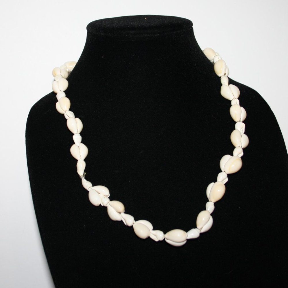 Beautiful vintage shell necklace 34"